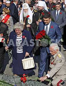Petro Poroshenko lay flowers at the Tomb of the Unknown Soldier