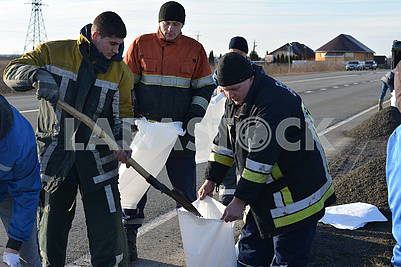 Rescuers stack sandbags