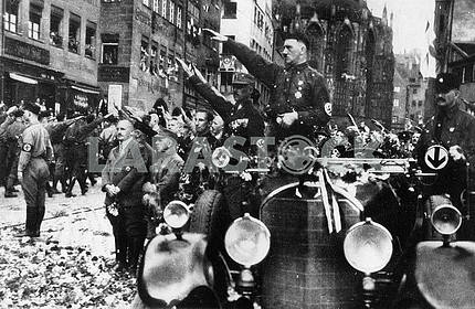 Адольф Гитлер приветствует людей