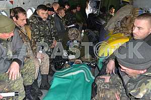 Эвакуация раненых вертолетом Ми-8