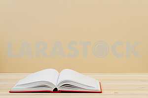 Открытая книга, стопка книг в твердом переплете на деревянном столе. Обратно в школу. Копирование пространства