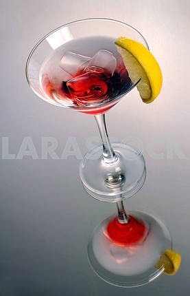 красный коктейль мартини со льдом