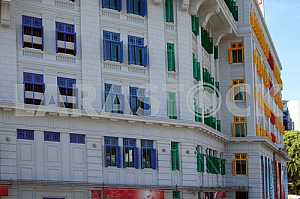 Сингапур. Здание с разноцветными окнами