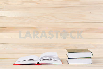 Стек книг в твердом переплете на деревянном столе. Обратно в школу.