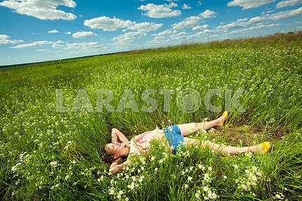 Красивая девушка с удовольствием в поле