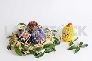 Пасхальные яйца в корзине