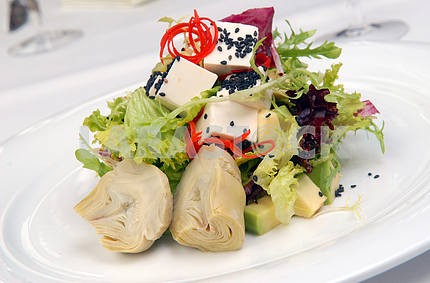 Salad with a crude and artichokes