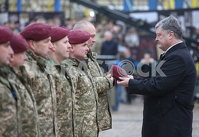 Petro Poroshenko and paratroopers