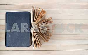 Стек книг в твердом переплете на синей ткани. Обратно в школу. Копирование пространства