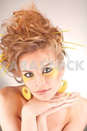Портрет молодой девушки с макияжем искусства