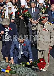 Petro Poroshenko lay flowers at the Tomb of the Unknown Soldier
