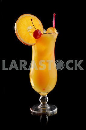 оранжевый коктейль с вишней