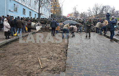 People dismantle the pavement on Trehviatitelskaya Street