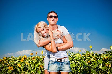 Любящей пары в поле подсолнухов