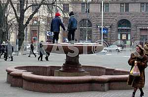 Мальчишки забрались на не работающий зимой фонтан на Крещатике в Киеве