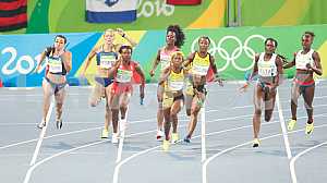 Passing the baton in the final 4H100m (women)