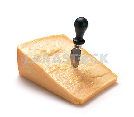 Сыр пармезан ножом