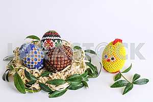 Пасхальные яйца в корзине
